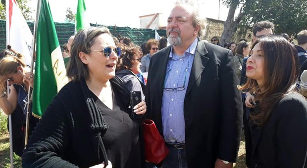 I parlamentari del M5s Piera Aiello (prima da sinistra) e Mario Giarrusso in una foto postata su Facebook dalla stessa ex testimone giustizia, ora eletta alla Camera nelle file del movimento 5 stelle