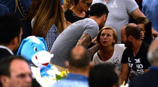 Ciro Esposito, conclusa l'autopsia del tifoso ucciso: «Morto per un colpo sparato ad altezza d'uomo». Il feretro in viaggio verso Napoli