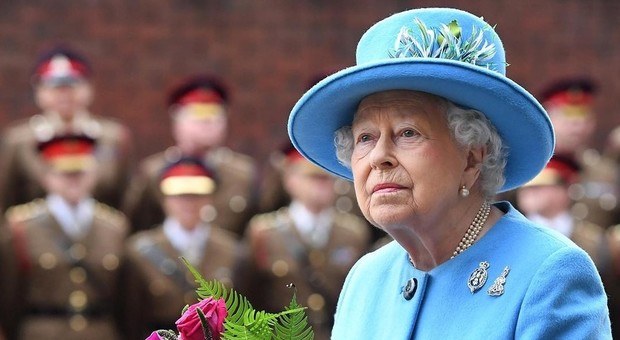 Regina Elisabetta, paura per la sovrana. Cancella un tè all'ultimo minuto. «Sta male...»
