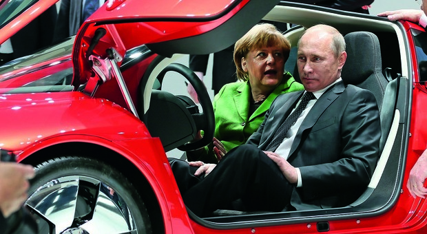 La cancelliera Merkel illustra le meraviglie di un'auto tedesca a Vladimir Putin