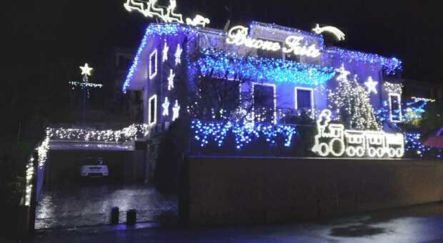 Luminarie, accesa la casa dei record con 60mila lampadine al led: «Bianche e blu in onore della città»