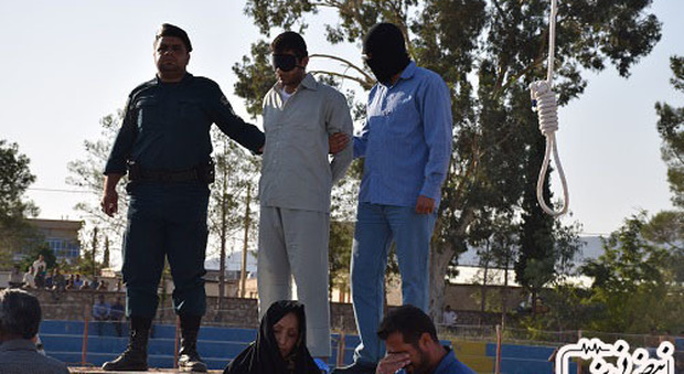 Orrore in Iran, uomo impiccato allo stadio: nel pubblico anche bambini e ragazzini