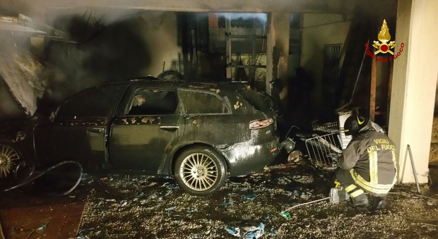 Rogo nel garage: tre auto d'epoca distrutte, ferito un vigile del fuoco