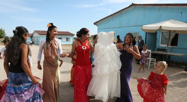 Matrimonio rom con minorenni, la Cassazione: in Italia è reato