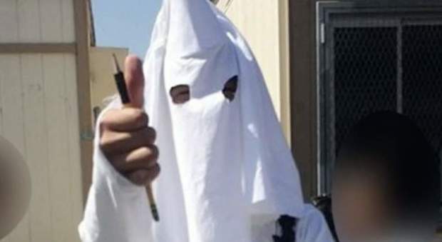 Studente indossa il costume del Ku Klux Klan a scuola per un progetto di storia