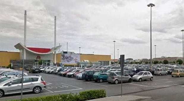 Panico all'Auchan nel Napoletano: denuncia la scomparsa del figlio ma il bimbo era dalla nonna
