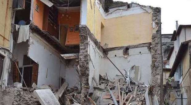 Palestrina, crolla palazzina nel centro: era stata evacuata
