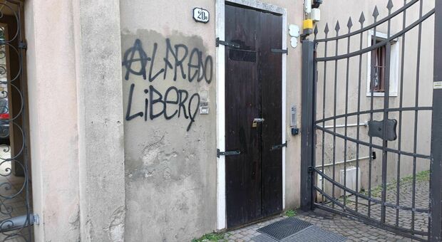 Scritte anarchiche sulla sede di Casapound