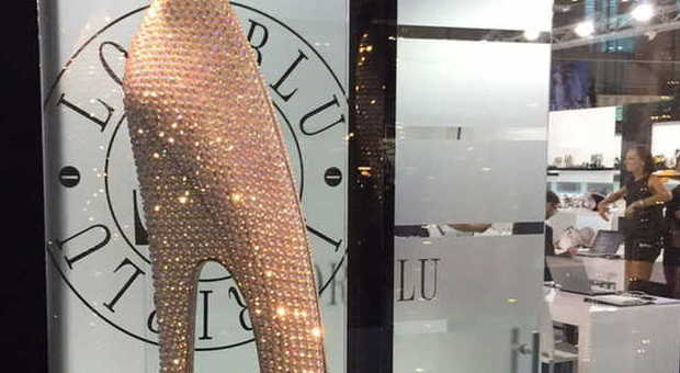 La scarpetta di Cenerentola è made in Marche. Ha 5.000 cristalli e costa 20.000 euro