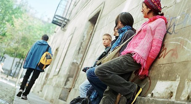 Farsi male, cresce l'autolesionismo tra i giovani: in Italia uno su sette