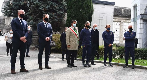Gli Azzurri al cimitero di Bergamo omaggiano le vittime del covid