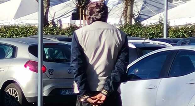 Piazza Conca d’Oro: parcheggiatore abusivo disturba i residenti. Dalla “mancetta” ai bisogni in strada