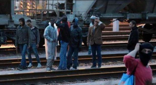 Migranti, a centinaia bloccano i treni per la Gran Bretagna a Calais