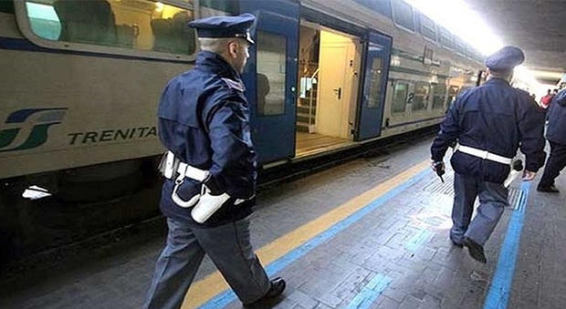 San Benedetto, torna in treno carico di hashish e coca: giovane denunciato