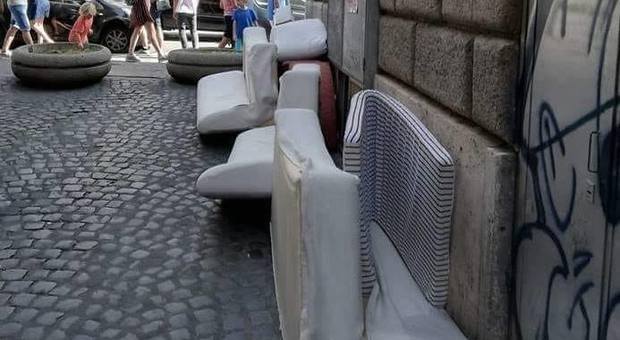 Roma, rifiuto-selvaggio: divani abbandonati in via del Corso
