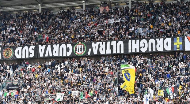 Juventus, dopo la Champions striscioni al contrario per protesta