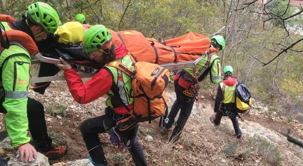 I soccorritori mentre trasportano il freeclimber