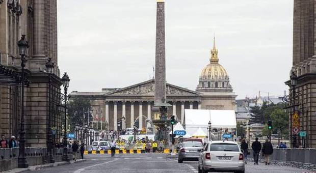 Parigi, paura al Tour de France: auto cerca di sfondare una barriera, la polizia apre il fuoco