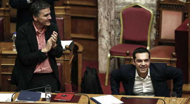 Grecia, prima vittoria di Tsipras: il Parlamento approva nuove misure di austerità