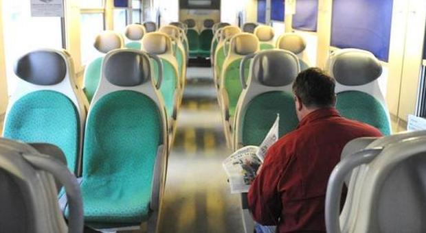 «Zingari scendete, avete rotto i c...», l'annuncio choc sul treno a Cremona: aperta inchiesta. Salvini: pensiamo ai passeggeri
