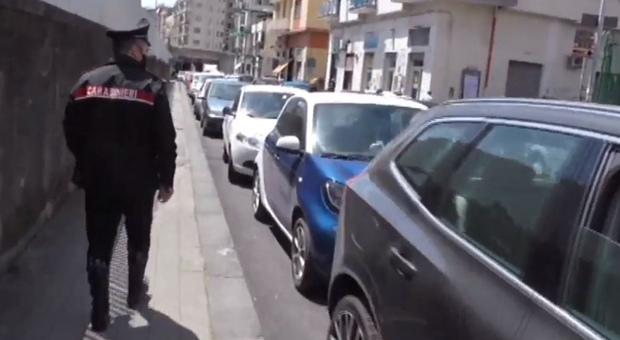 Salerno, sparatoria davanti alla scuola: identificato un fuggitivo, sequestrata l'auto