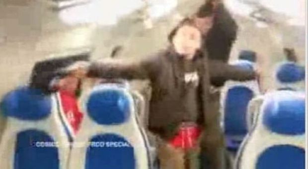 Baby vandali devastano il treno e riprendono tutto in un video