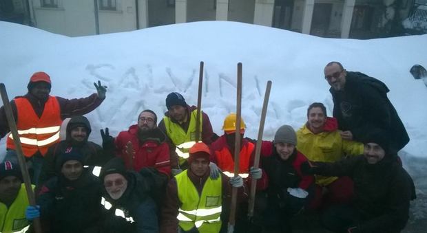 Abruzzo, volontari tolgono la neve in strada. Con un messaggio a Salvini