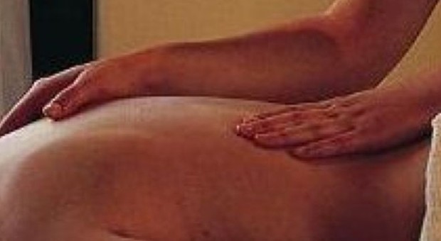 Trova lavoro in un centro massaggi e fa scattare il blitz: due denunce per sfruttamento della prostituzione