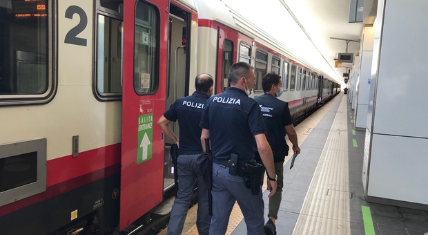 Aggredisce poliziotti a capotreno a bordo del “Jazz” Ascoli-Ancona, minaccia tutti con un coltello e scappa: preso e denunciato 24enne