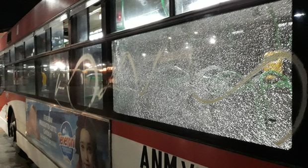 Napoli, ennesima sassaiola contro il bus: è il 15esimo raid nel 2018