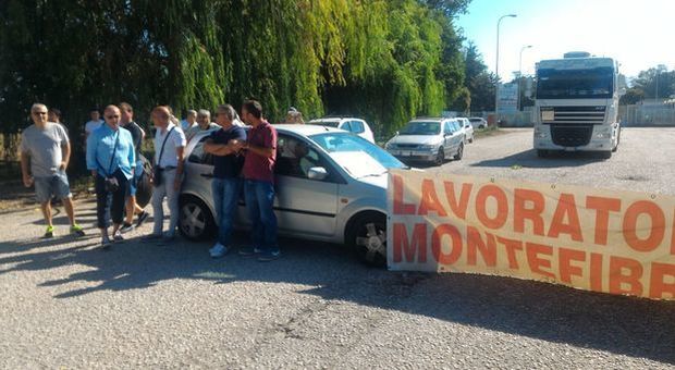 Mobilità scaduta a novembre, gli operai ex Montefibre protestano