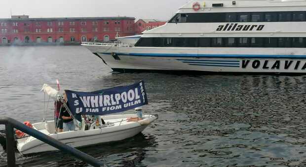 Whirlpool Napoli, protesta al porto: bloccati gli aliscafi per le isole