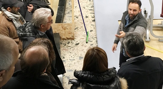 Il sindaco Vincenzo Napoli in visita ai negozi interessati dagli allagamenti