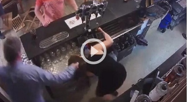 Picchia la moglie e mette il video su Facebook: arrestato il proprietario di un pub -Guarda