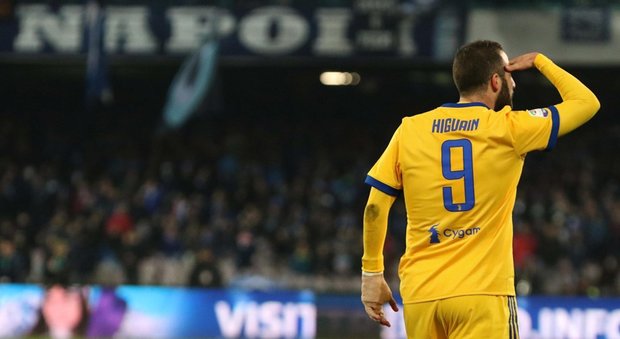 Napoli-Juve, quanti fischi per Higuain: la reazione del Pipita fa male