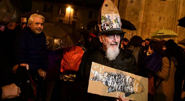 immagine Sardine a Modena, seimila sotto la pioggia in piazza Grande contro Salvini