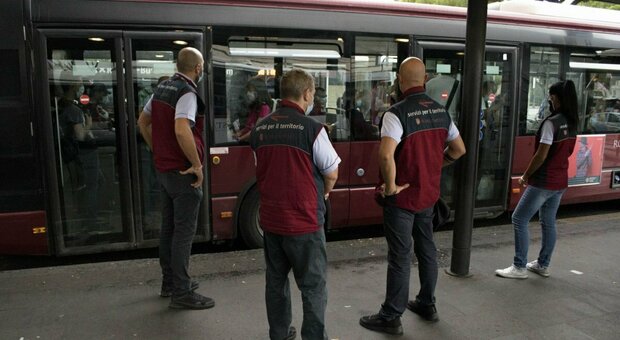 Dopo lo stop Covid tornano i controllori Atac: verifiche alle fermate bus e nelle stazioni metro