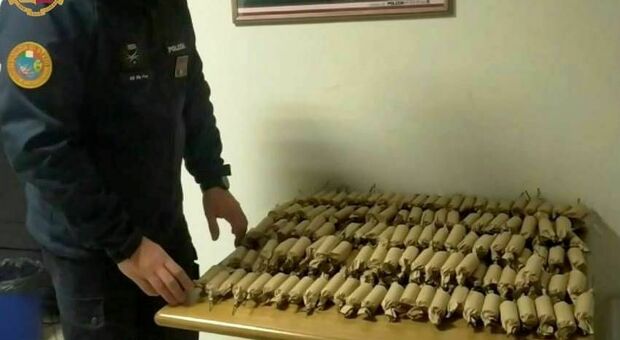 Le "bombe carta" sequestrate dalla Polizia