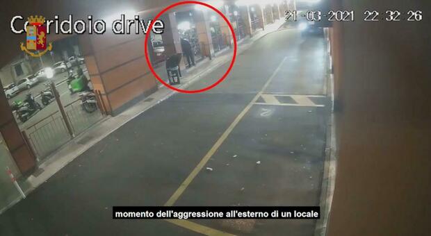 Napoli, rider accoltellato per un ordine «rubato» tra colleghi: arrestato 30enne
