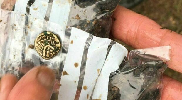 nella foto una moneta d'oro celtica trovata nel campo a Lymington in Inghilterra