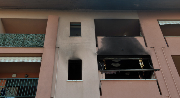 Incendio in una palazzina, morto un uomo di 40 anni: intossicate altre 4 persone