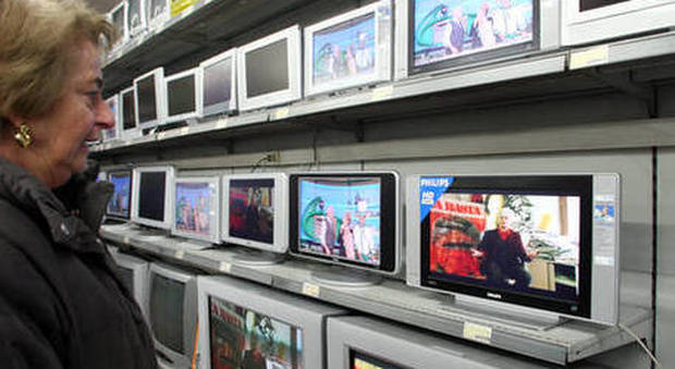 «Voucher per comprare Smart TV per le fasce più deboli»: la novità nella manovra
