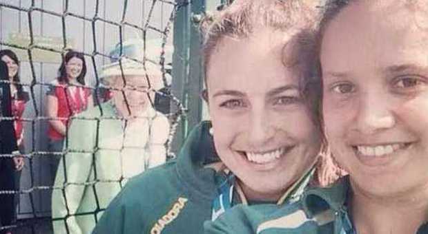 La regina Elisabetta "rovina" il selfie. La foto delle due atlete diverte Twitter