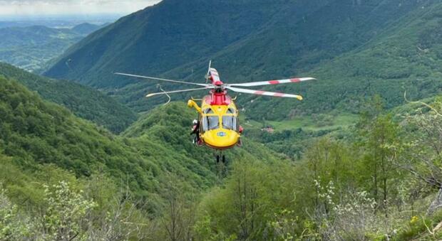 Tragedia nel bosco delle Penne Mozze, escursionista scivola e ruzzola per 40 metri: morta