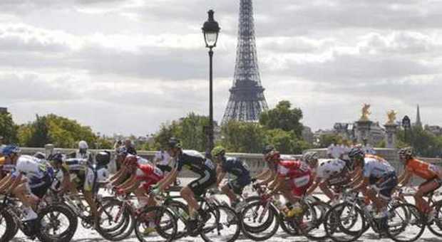 Tour de France: prova a sfondare una barriera, la polizia apre il fuoco. Il conducente fugge: "È ferito"