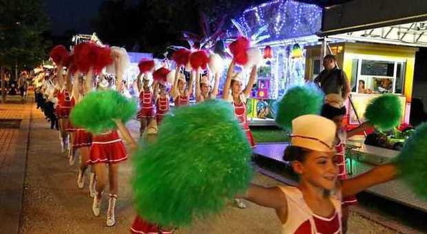 Le majorette, in occasione dell'inaugurazione del luna park, hanno sfilato lungo viale Dalmazia