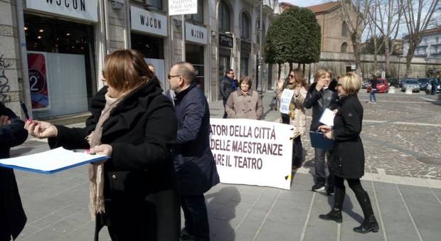 Teatro Gesualdo: maestranze al lavoro senza stipendio: raccolta firme al Corso