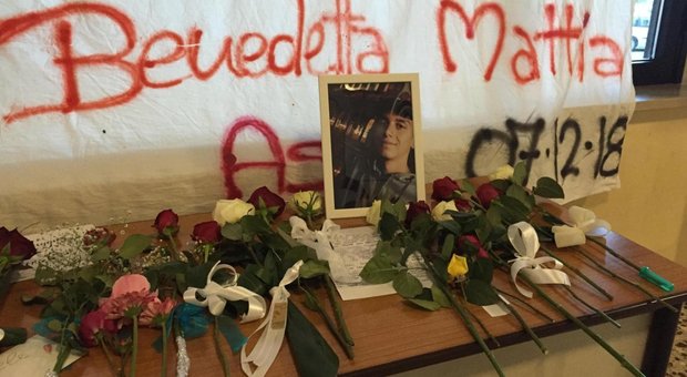 I compagni delle vittime a lutto a scuola: «Da un concerto si esce senza voce, non senza vita»