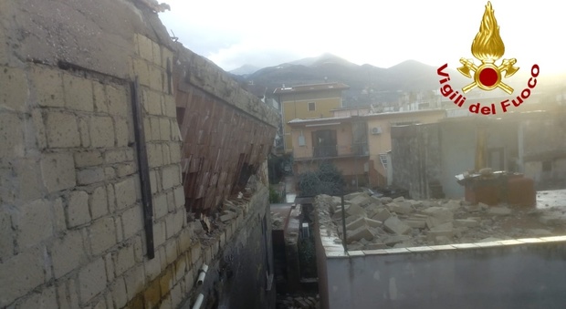 Notte di terrore in Irpinia: vecchio edificio crolla su case vicine