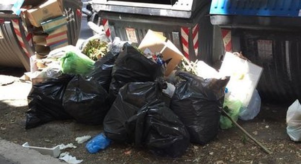 Roma, caos rifiuti: i carabinieri denunciano gli ex dirigenti dell'Ama